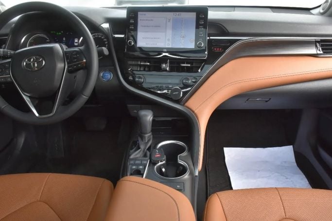 Used Toyota Camry VIII (XV70) Facelift, 2.5 l, 2023 in Sharjah by Alfaris Used Cars, White color. GCC Specs | AUTO.AE