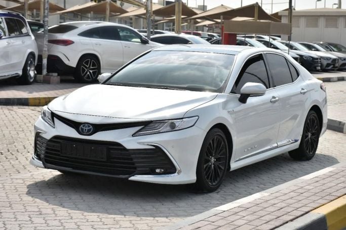Used Toyota Camry VIII (XV70) Facelift, 2.5 l, 2023 in Sharjah by Alfaris Used Cars, White color. GCC Specs | AUTO.AE