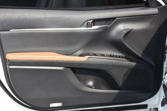 Used Toyota Camry VIII (XV70) Facelift, 2.5 l, 2023 in Sharjah by Alfaris Used Cars, White color. GCC Specs | AUTO.AE