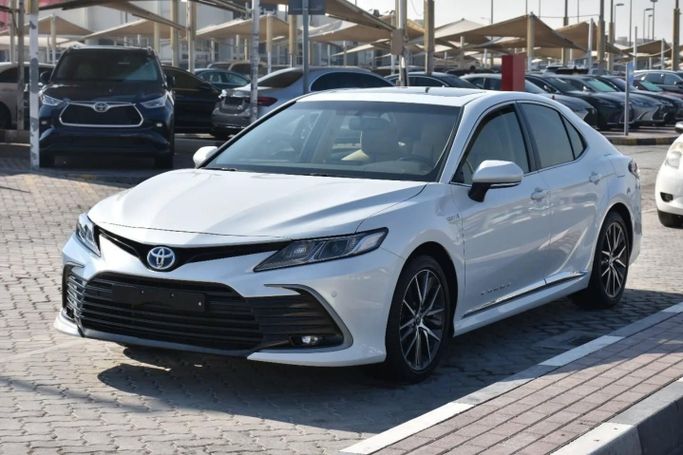 Подержанный Toyota Camry VIII (XV70) Рестайлинг, 2.5 л, 2023 в Шардже от Alfaris Used Cars Белый цвет. Other | AUTO.AE