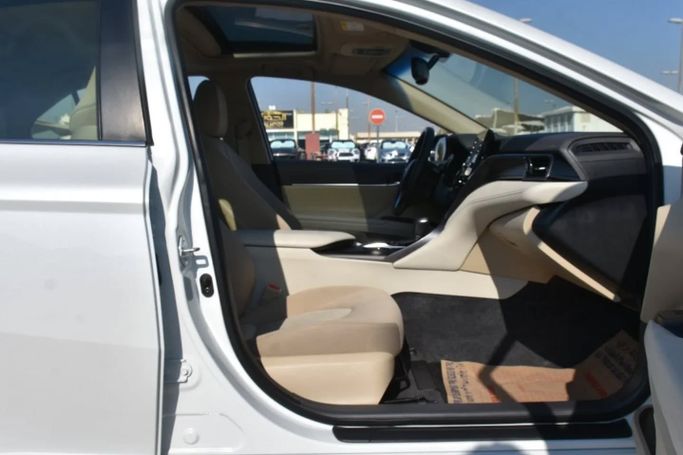 Подержанный Toyota Camry VIII (XV70) Рестайлинг, 2.5 л, 2023 в Шардже от Alfaris Used Cars Белый цвет. Other | AUTO.AE