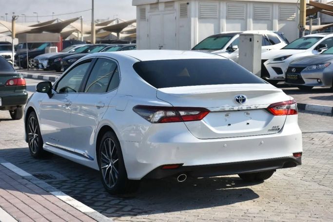 Подержанный Toyota Camry VIII (XV70) Рестайлинг, 2.5 л, 2023 в Шардже от Alfaris Used Cars Белый цвет. Other | AUTO.AE