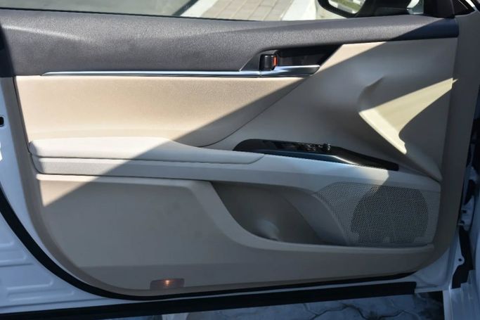 Подержанный Toyota Camry VIII (XV70) Рестайлинг, 2.5 л, 2023 в Шардже от Alfaris Used Cars Белый цвет. Other | AUTO.AE
