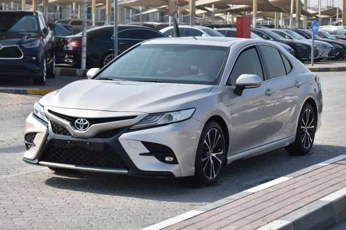 Подержанный Toyota Camry VIII (XV70) Рестайлинг, 2.5 л, 2020 в Шардже от Alfaris Used Cars Серебристый цвет. GCC | AUTO.AE