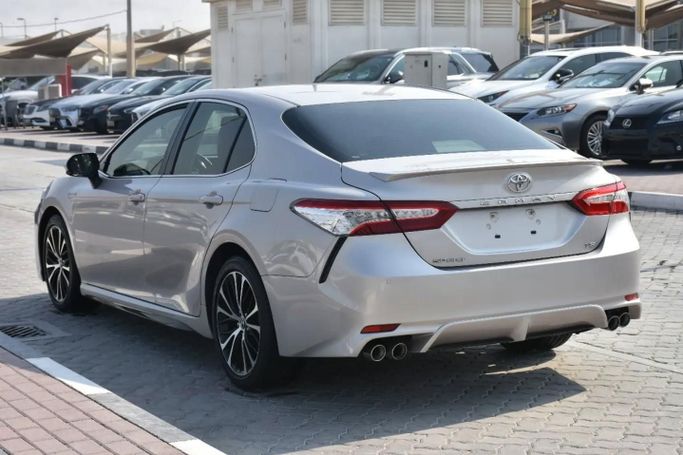 Подержанный Toyota Camry VIII (XV70) Рестайлинг, 2.5 л, 2020 в Шардже от Alfaris Used Cars Серебристый цвет. GCC | AUTO.AE