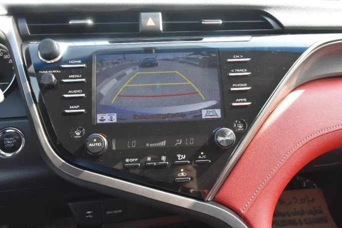 Подержанный Toyota Camry VIII (XV70) Рестайлинг, 2.5 л, 2020 в Шардже от Alfaris Used Cars Серебристый цвет. GCC | AUTO.AE