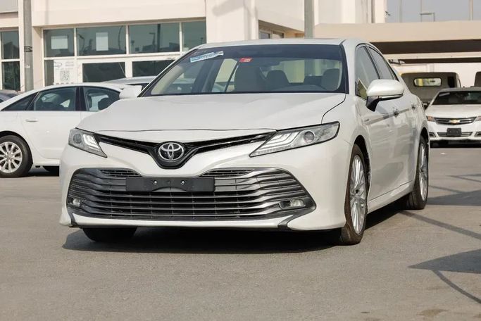 Подержанный Toyota Camry VIII (XV70), 3.5 л, 2019 в Шардже от Qasr Al Furqan Used Cars Белый цвет. GCC | AUTO.AE