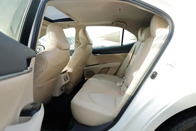 Подержанный Toyota Camry VIII (XV70), 3.5 л, 2019 в Шардже от Qasr Al Furqan Used Cars Белый цвет. GCC | AUTO.AE