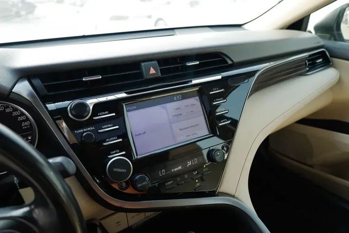 Подержанный Toyota Camry VIII (XV70), 3.5 л, 2019 в Шардже от Qasr Al Furqan Used Cars Белый цвет. GCC | AUTO.AE