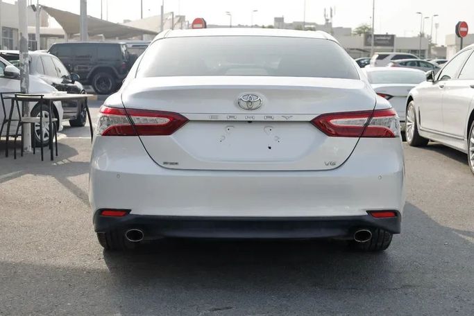 Подержанный Toyota Camry VIII (XV70), 3.5 л, 2019 в Шардже от Qasr Al Furqan Used Cars Белый цвет. GCC | AUTO.AE