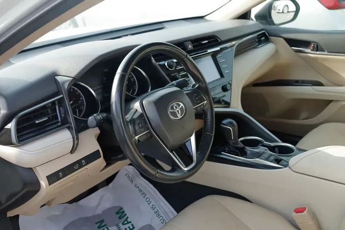 Подержанный Toyota Camry VIII (XV70), 3.5 л, 2019 в Шардже от Qasr Al Furqan Used Cars Белый цвет. GCC | AUTO.AE