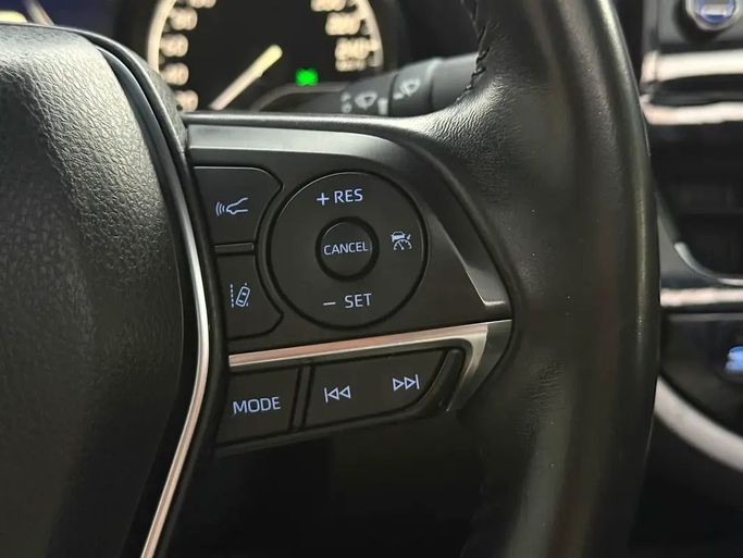 Подержанный Toyota Camry VIII (XV70) Рестайлинг, 2.5 л, 2021 в Шардже от Hamsat Waad Белый цвет. GCC | AUTO.AE