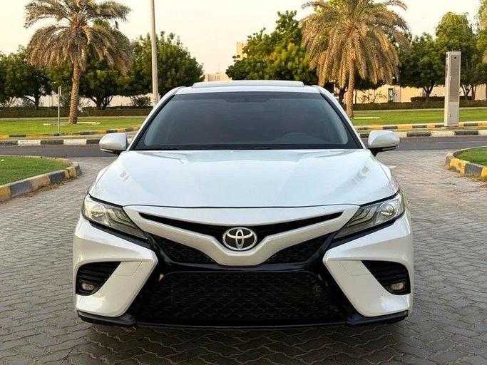 Подержанный Toyota Camry VIII (XV70), 2.5 л, 2018 в Шардже от Taj Al Impratoor Used Cars Белый цвет. GCC | AUTO.AE