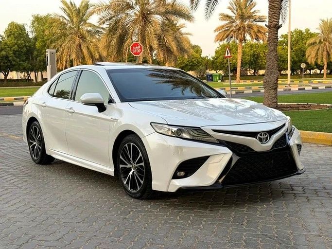Подержанный Toyota Camry VIII (XV70), 2.5 л, 2018 в Шардже от Taj Al Impratoor Used Cars Белый цвет. GCC | AUTO.AE