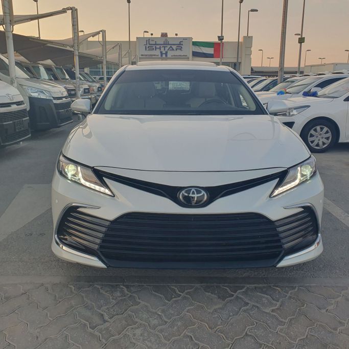 Подержанный Toyota Camry VIII (XV70) Рестайлинг, 2.5 л, 2022 в Шардже от Ishtar Used Cars Белый цвет. GCC | AUTO.AE