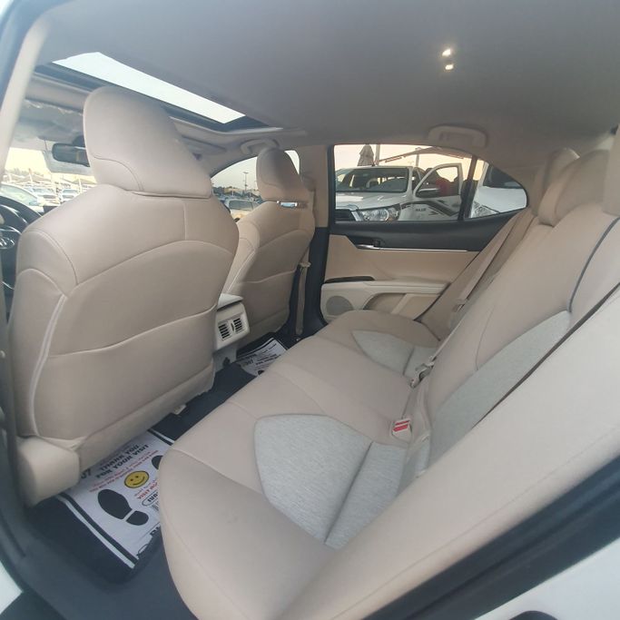 Подержанный Toyota Camry VIII (XV70) Рестайлинг, 2.5 л, 2022 в Шардже от Ishtar Used Cars Белый цвет. GCC | AUTO.AE