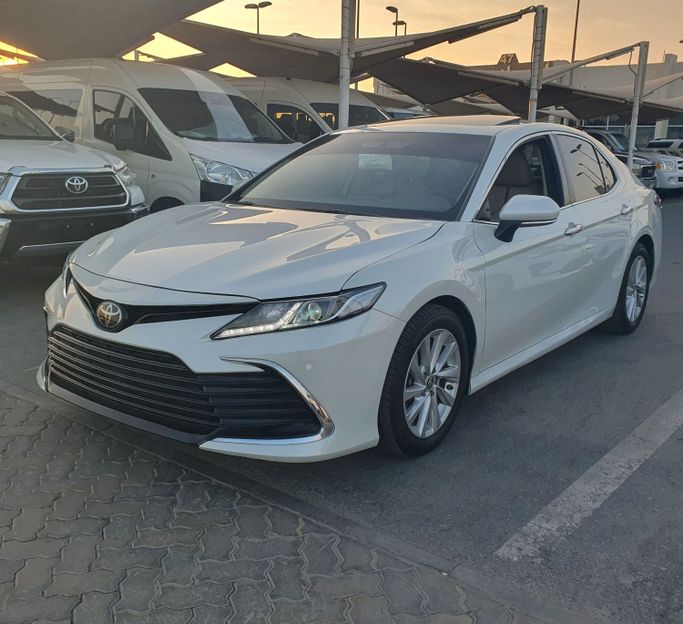 Подержанный Toyota Camry VIII (XV70) Рестайлинг, 2.5 л, 2022 в Шардже от Ishtar Used Cars Белый цвет. GCC | AUTO.AE