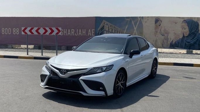 Подержанный Toyota Camry VIII (XV70), 3.5 л, 2021 в Шардже от Halla Cars Белый цвет. GCC | AUTO.AE