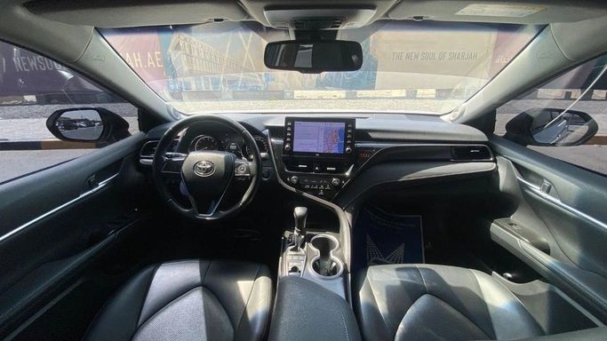 Подержанный Toyota Camry VIII (XV70), 3.5 л, 2021 в Шардже от Halla Cars Белый цвет. GCC | AUTO.AE