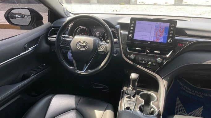 Подержанный Toyota Camry VIII (XV70), 3.5 л, 2021 в Шардже от Halla Cars Белый цвет. GCC | AUTO.AE