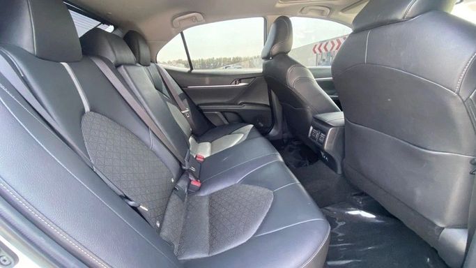 Подержанный Toyota Camry VIII (XV70), 3.5 л, 2021 в Шардже от Halla Cars Белый цвет. GCC | AUTO.AE