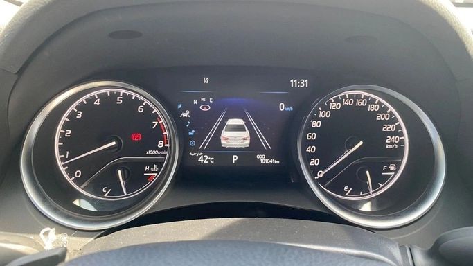 Подержанный Toyota Camry VIII (XV70), 3.5 л, 2021 в Шардже от Halla Cars Белый цвет. GCC | AUTO.AE