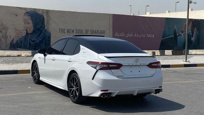 Подержанный Toyota Camry VIII (XV70), 3.5 л, 2021 в Шардже от Halla Cars Белый цвет. GCC | AUTO.AE