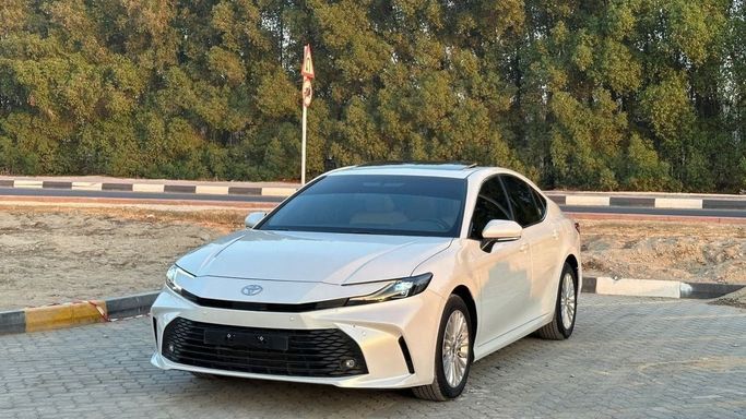 Подержанный Toyota Camry VIII (XV70) Рестайлинг, 2.5 л, 2025 в Шардже от Halla Cars Белый цвет. Американская | AUTO.AE