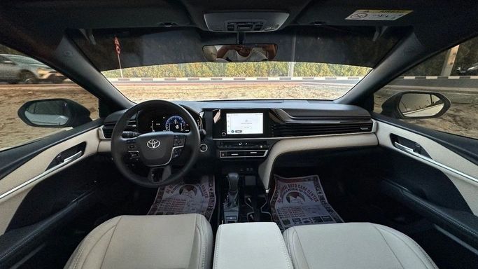 Подержанный Toyota Camry VIII (XV70) Рестайлинг, 2.5 л, 2025 в Шардже от Halla Cars Белый цвет. Американская | AUTO.AE