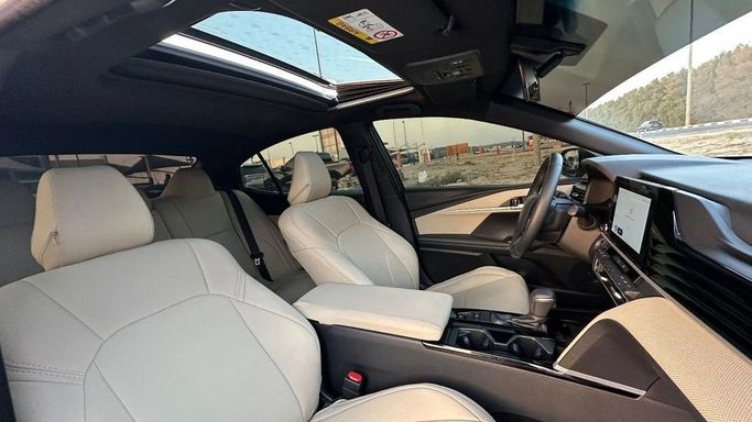 Подержанный Toyota Camry VIII (XV70) Рестайлинг, 2.5 л, 2025 в Шардже от Halla Cars Белый цвет. Американская | AUTO.AE