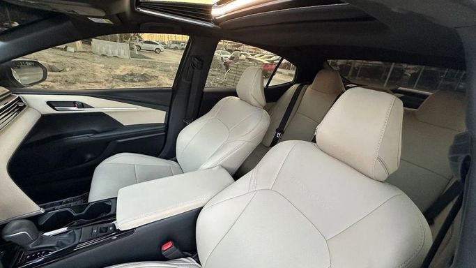 Подержанный Toyota Camry VIII (XV70) Рестайлинг, 2.5 л, 2025 в Шардже от Halla Cars Белый цвет. Американская | AUTO.AE