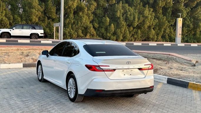 Подержанный Toyota Camry VIII (XV70) Рестайлинг, 2.5 л, 2025 в Шардже от Halla Cars Белый цвет. Американская | AUTO.AE