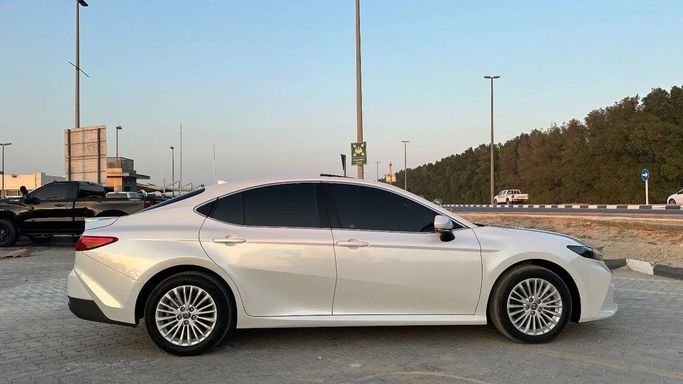 Подержанный Toyota Camry VIII (XV70) Рестайлинг, 2.5 л, 2025 в Шардже от Halla Cars Белый цвет. Американская | AUTO.AE