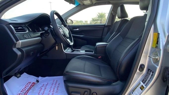 Подержанный Toyota Camry VII (XV50) Рестайлинг, 2.5 л, 2017 в Шардже от Halla Cars Серебристый цвет. Американская | AUTO.AE