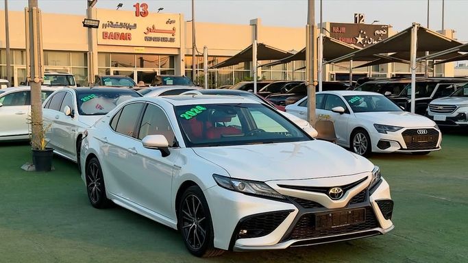 Подержанный Toyota Camry VIII (XV70) Рестайлинг, 3.5 л, 2024 в Шардже от Badar Used Cars Белый цвет.  | AUTO.AE