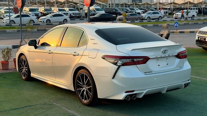 Подержанный Toyota Camry VIII (XV70) Рестайлинг, 3.5 л, 2024 в Шардже от Badar Used Cars Белый цвет.  | AUTO.AE
