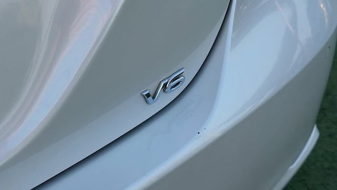 Подержанный Toyota Camry VIII (XV70) Рестайлинг, 3.5 л, 2024 в Шардже от Badar Used Cars Белый цвет.  | AUTO.AE