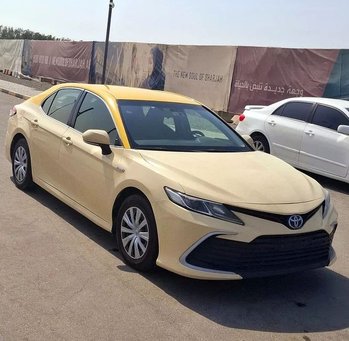 Подержанный Toyota Camry VIII (XV70) Рестайлинг, 2.5 л, 2021 в Шардже от Al Aqsa Used Cars Бежевый цвет. GCC | AUTO.AE