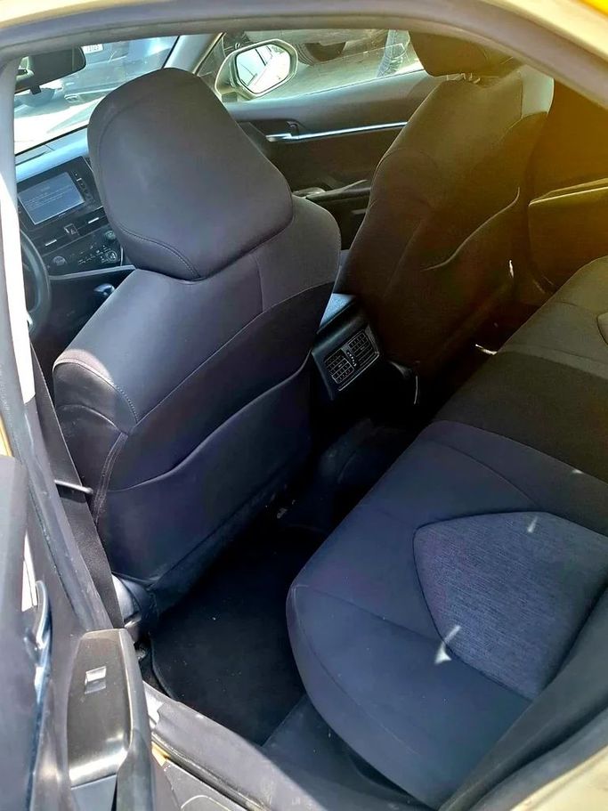 Подержанный Toyota Camry VIII (XV70) Рестайлинг, 2.5 л, 2021 в Шардже от Al Aqsa Used Cars Бежевый цвет. GCC | AUTO.AE