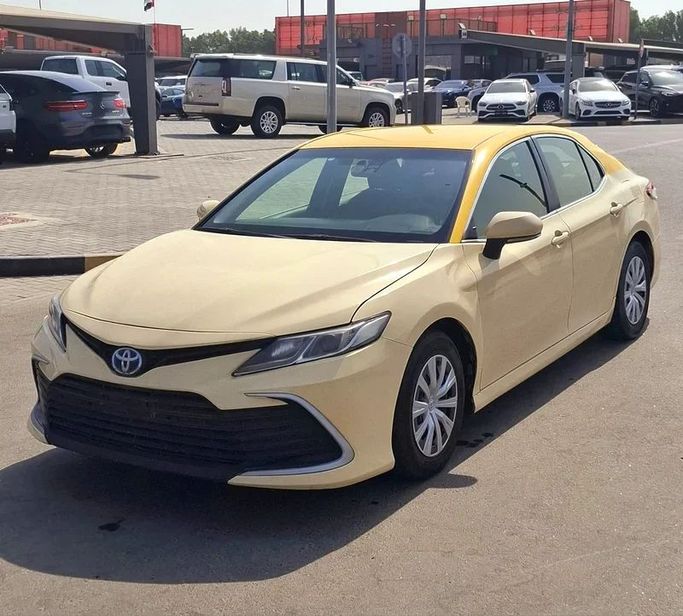 Подержанный Toyota Camry VIII (XV70) Рестайлинг, 2.5 л, 2021 в Шардже от Al Aqsa Used Cars Бежевый цвет. GCC | AUTO.AE