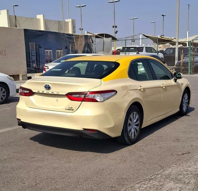 Подержанный Toyota Camry VIII (XV70) Рестайлинг, 2.5 л, 2021 в Шардже от Al Aqsa Used Cars Бежевый цвет. GCC | AUTO.AE