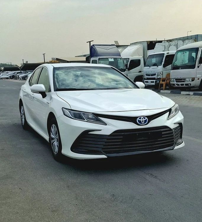 Подержанный Toyota Camry VIII (XV70) Рестайлинг, 2.5 л, 2021 в Шардже от Al Aqsa Used Cars Белый цвет. GCC | AUTO.AE