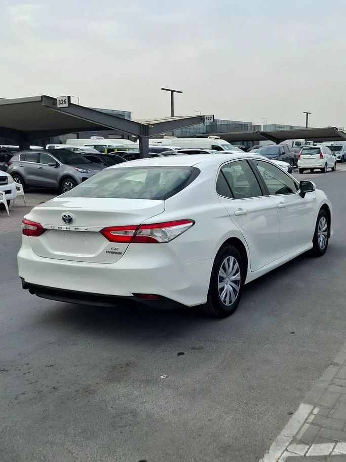 Подержанный Toyota Camry VIII (XV70) Рестайлинг, 2.5 л, 2021 в Шардже от Al Aqsa Used Cars Белый цвет. GCC | AUTO.AE