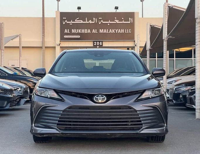Used Toyota Camry VIII (XV70), 2.5 l, 2021 in Sharjah by Al Nukhba Al Malakyah Used Cars, Grey color. American Specs | AUTO.AE
