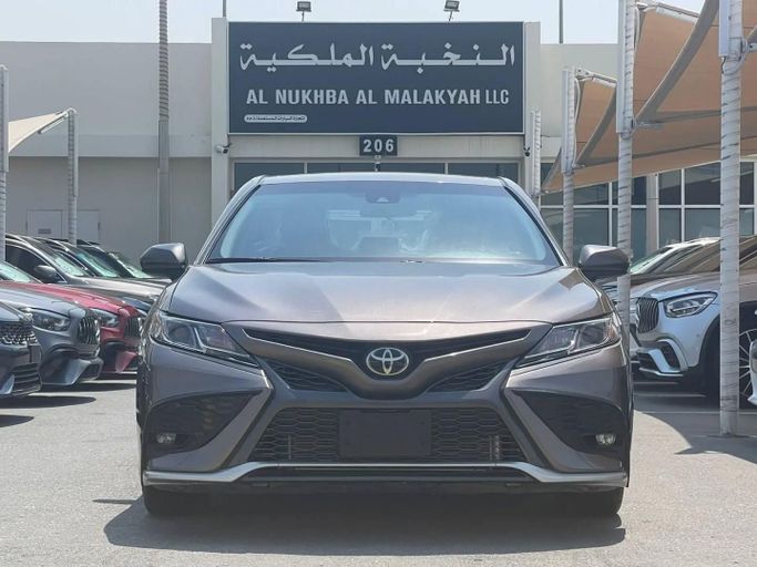 Подержанный Toyota Camry VIII (XV70), 2.5 л, 2021 в Шардже от Al Nukhba Al Malakyah Used Cars Серый цвет. Американская | AUTO.AE
