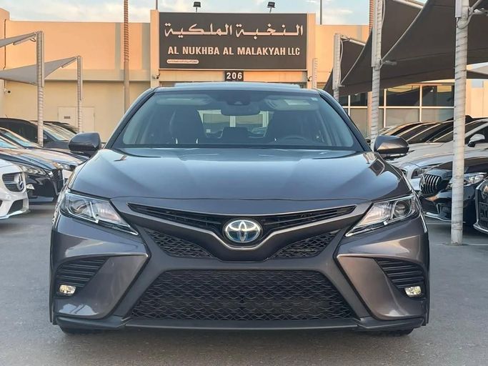 Подержанный Toyota Camry VIII (XV70), 2.5 л, 2020 в Шардже от Al Nukhba Al Malakyah Used Cars Серый цвет. Американская | AUTO.AE