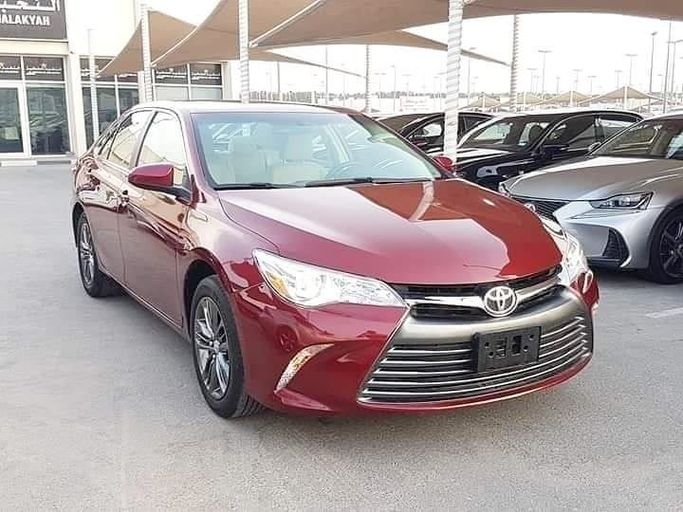Подержанный Toyota Camry VII (XV50) Рестайлинг 2, 2.5 л, 2018 в Шардже от Al Nukhba Al Malakyah Used Cars Красный цвет. Американская | AUTO.AE