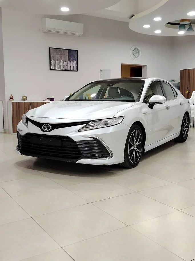 Used Toyota Camry VIII (XV70) Facelift, 2.5 l, 2022 in Sharjah by Wahat Bavaria used Cars, White color. GCC Specs | AUTO.AE