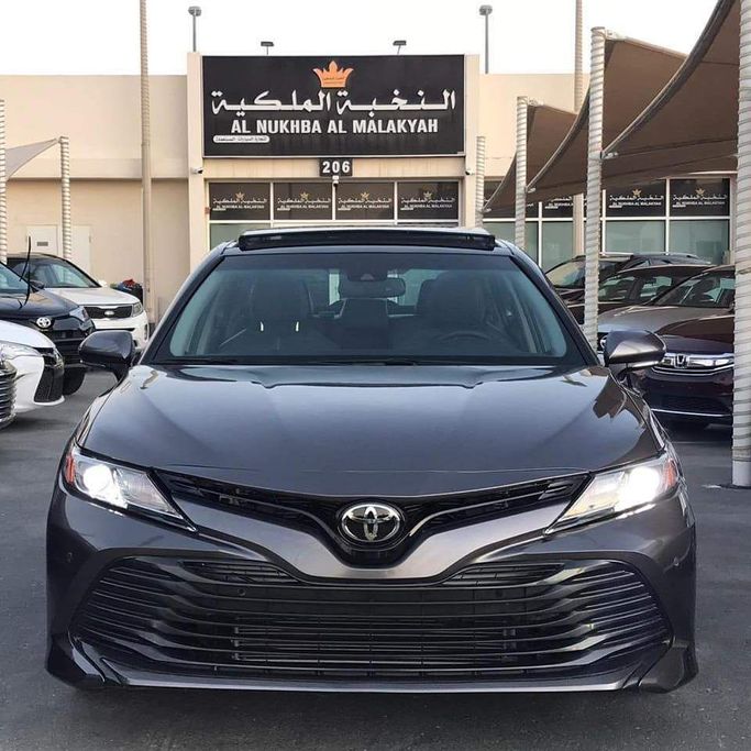 Used Toyota Camry VIII (XV70), 2.5 l, 2018 in Sharjah by Al Nukhba Al Malakyah Used Cars, Grey color. GCC Specs | AUTO.AE