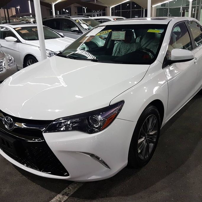 Подержанный Toyota Camry VII (XV50) Рестайлинг, 2.5 л, 2015 в Шардже от Al Nukhba Al Malakyah Used Cars Белый цвет. Американская | AUTO.AE